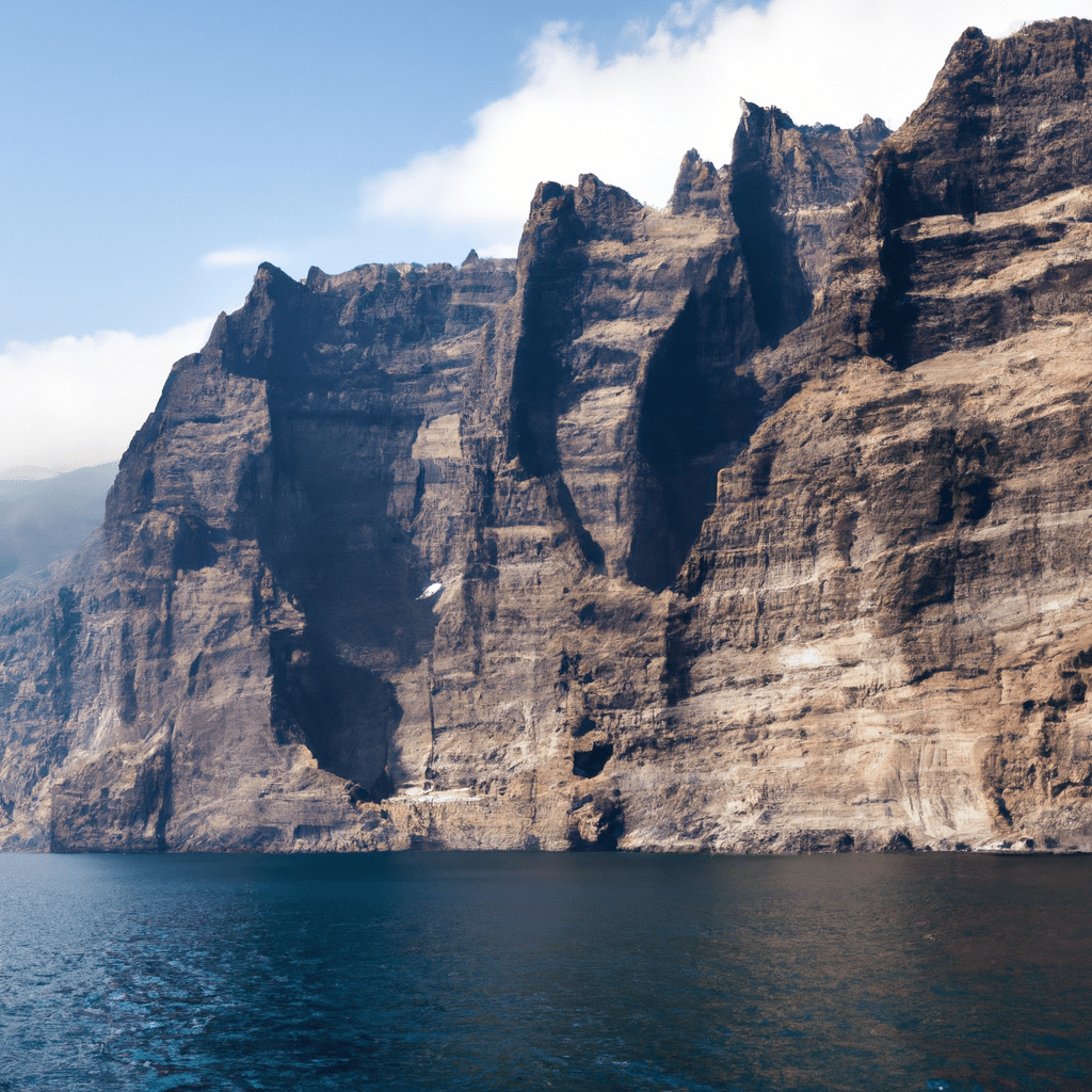 Die schwarzen Lavawände der Klippe Los Gigantes